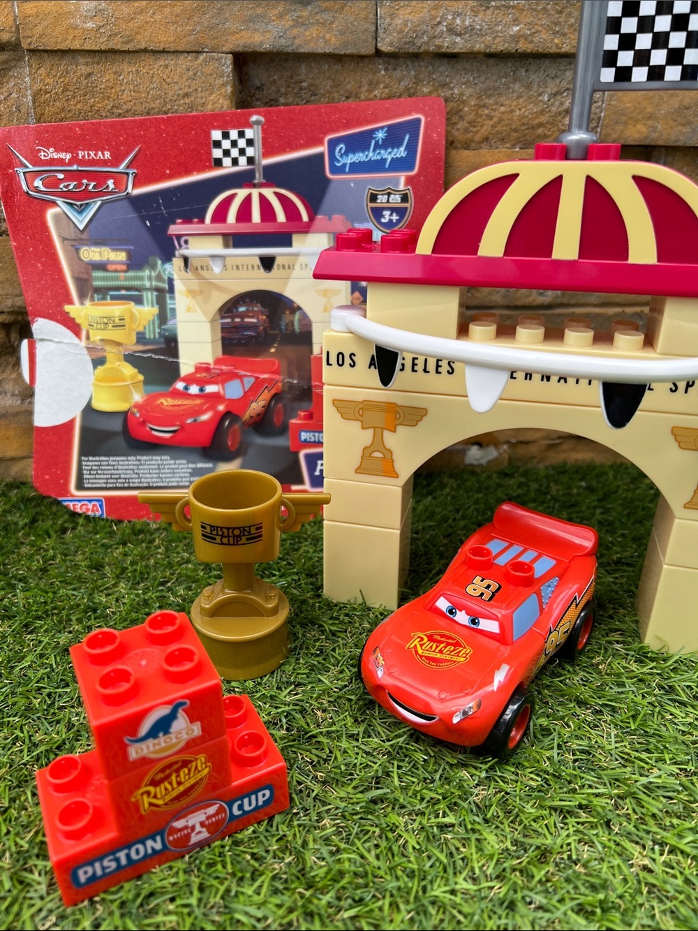 VINTAGE MEGA BLOKS Disney Pixar CARS piston cup 20 pc set #7767 for ages 3+